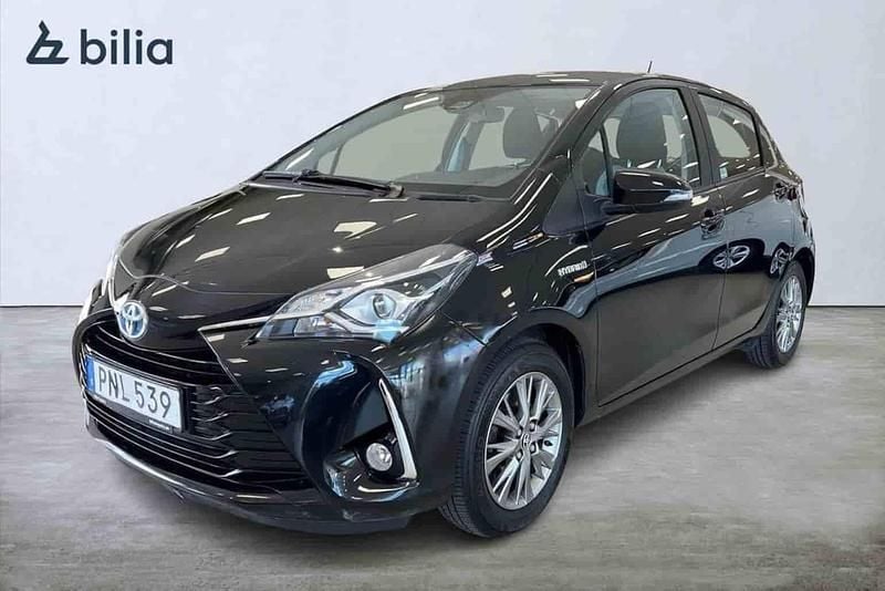 Svart Begagnad 2018 Toyota Yaris Hybrid Halvkombi | 134 900 kr (Marknadspris) - Bild 1/1