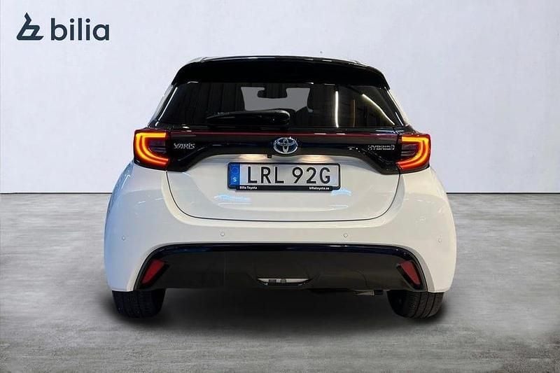 Begagnad Toyota Yaris Hybrid Style 117 HK (86 kW) 2021 Vit Halvkombi