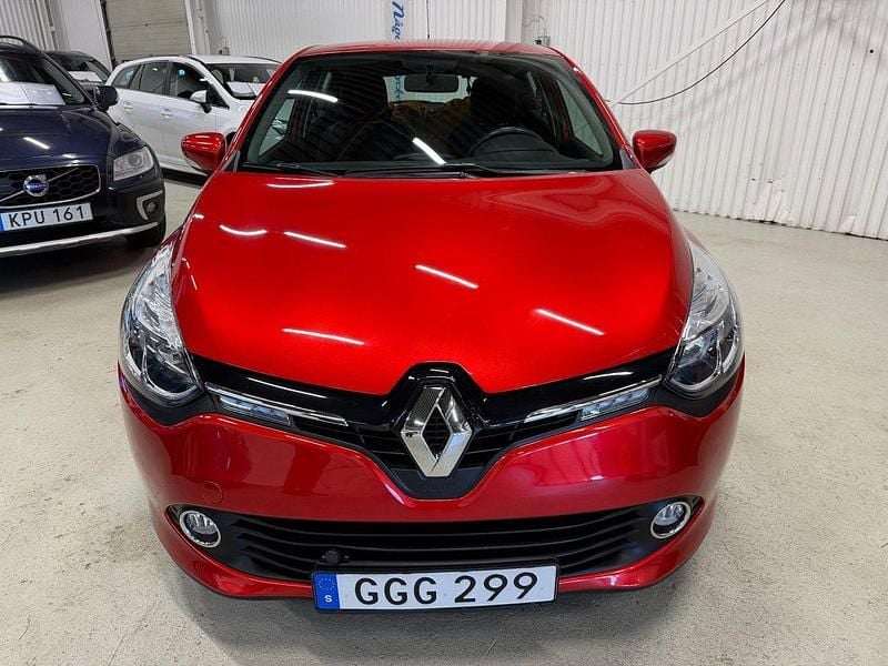 Röd Begagnad 2015 Renault Clio IV Expression Halvkombi | 89 990 kr (Marknadspris) - Bild 1/4