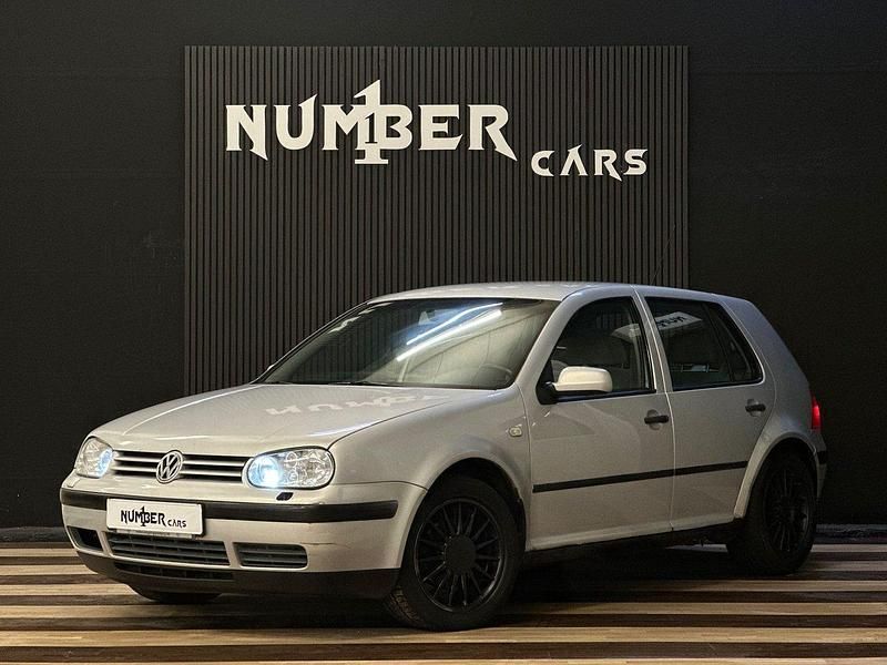 Ljusgrå Begagnad 1999 VW Golf IV Trendline Halvkombi | 24 900 kr (Lite dyr) - Bild 1/4