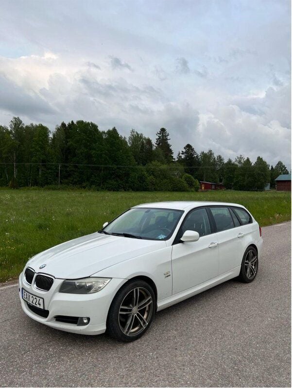 Vit Begagnad 2010 BMW 320 Kombi | 39 999 kr (Bra pris) - Bild 1/4