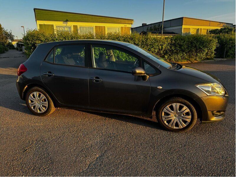 Grå Begagnad 2007 Toyota Auris Halvkombi | 44 000 kr (Marknadspris) - Bild 1/4