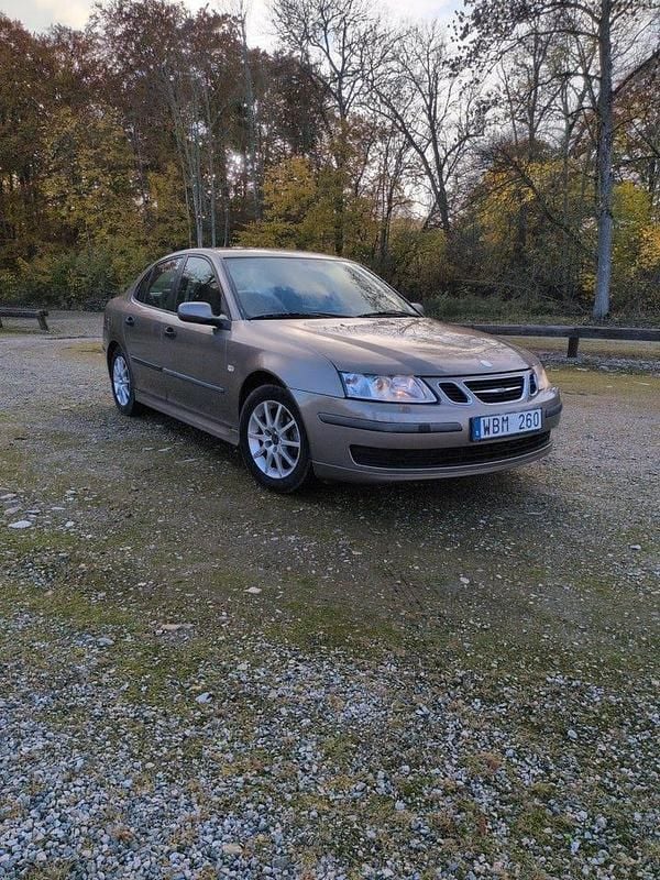 Begagnad 2004 Saab 9-3 Sedan | 28 000 kr (Marknadspris) - Bild 1/4
