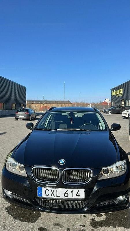 Svart Begagnad 2012 BMW 320 Comfort Edition Kombi | 89 900 kr (Superpris) - Bild 1/4