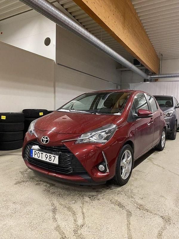 Röd Begagnad 2018 Toyota Yaris Multidrive S Halvkombi | 149 900 kr (Marknadspris) - Bild 1/1