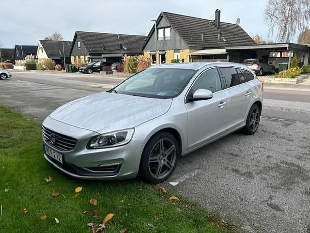 Begagnad 2014 Volvo V60 Summum Kombi | 145 000 kr (Marknadspris) - Bild 1/4