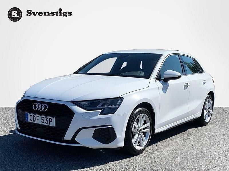 Vit Begagnad 2022 Audi A3 Sportback Sport Halvkombi | 239 900 kr (Marknadspris) - Bild 1/4