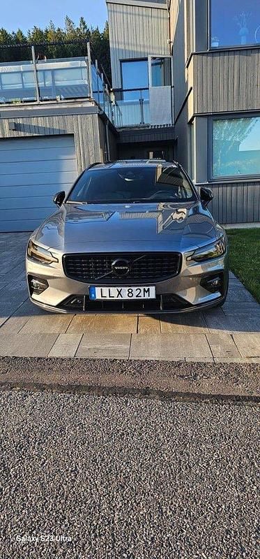 Grå Begagnad 2020 Volvo V60 R-Design Kombi | 305 000 kr (Marknadspris) - Bild 1/4