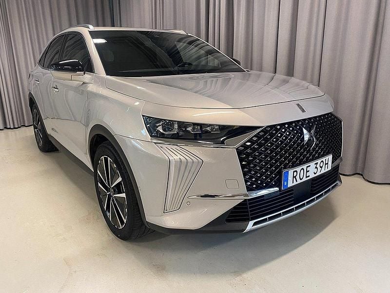 Grå Begagnad 2024 DS Automobiles DS7 Crossback SUV | 379 900 kr (Marknadspris) - Bild 1/3
