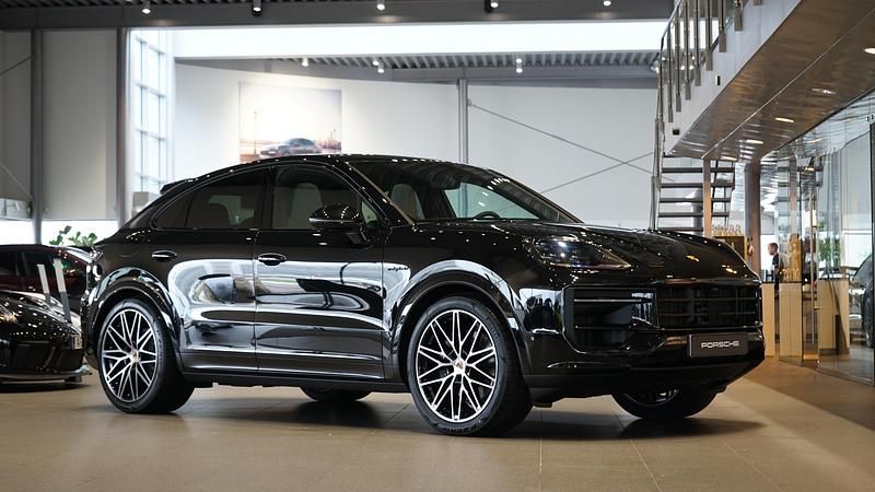 Svart Begagnad 2026 Porsche Cayenne SUV | 1 329 000 kr - Bild 1/4