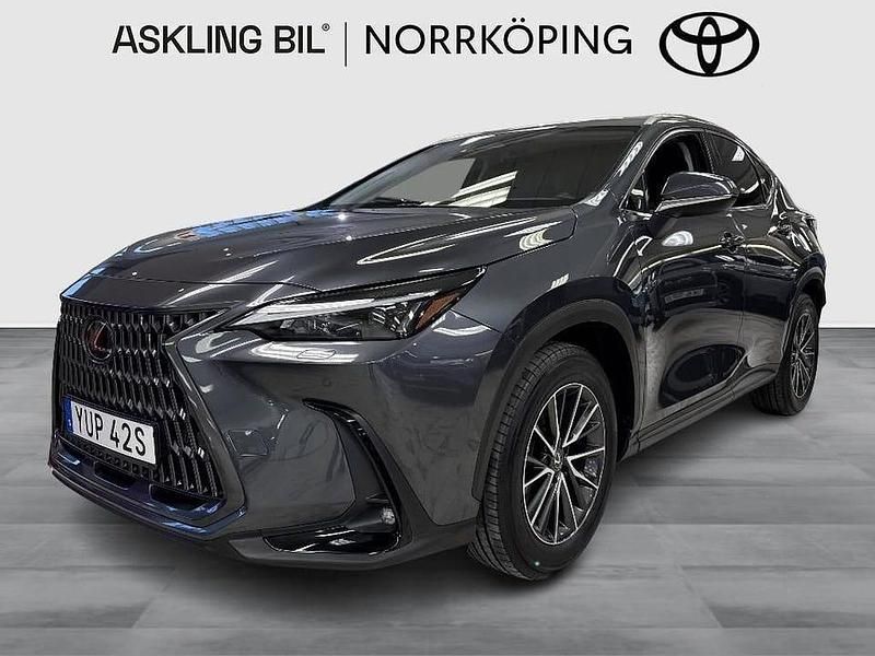 Grå Begagnad 2023 Lexus NX350h Business Edition SUV | 479 000 kr (Marknadspris) - Bild 1/3