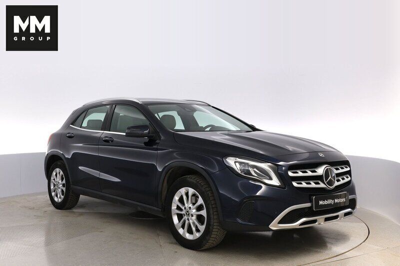 Mörkblå Begagnad 2017 Mercedes GLA220 SUV | 249 000 kr (Dyr) - Bild 1/4