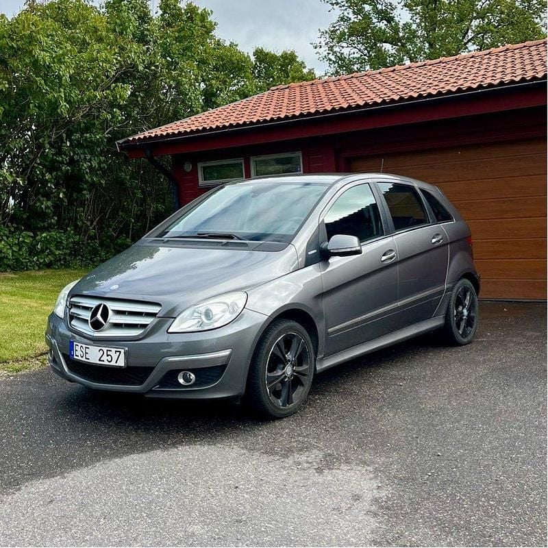 Silver Begagnad 2010 Mercedes 180 Sedan | 50 000 kr (Marknadspris) - Bild 1/4