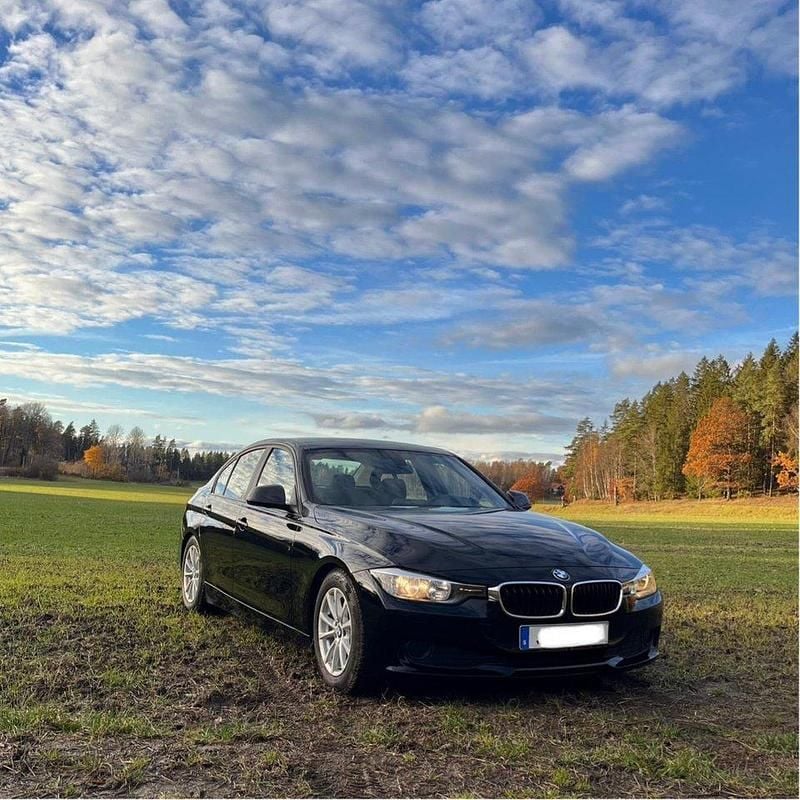 Svart Begagnad 2012 BMW 316 Sedan | 135 000 kr (Superpris) - Bild 1/4