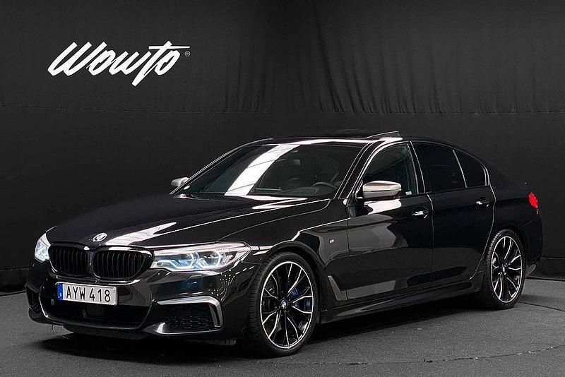 Svart (safirsvart metallic) Begagnad 2018 BMW M550 Comfort Edition Sedan | 449 800 kr (Marknadspris) - Bild 1/3