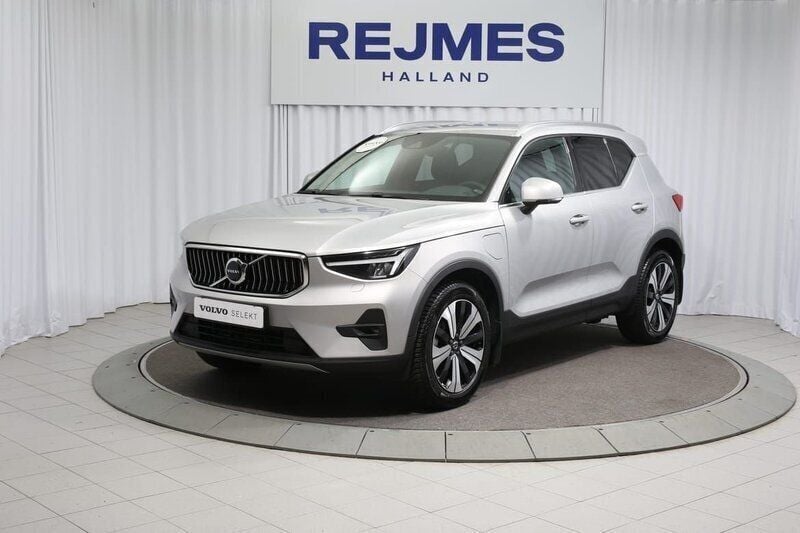 Silver Begagnad 2023 Volvo XC40 Plus SUV | 389 500 kr (Bra pris) - Bild 1/4