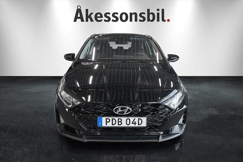Begagnad Hyundai i20 Essential 101 HK (74 kW) 2022 Svart Halvkombi