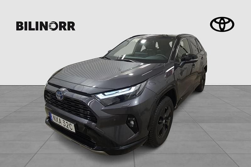 Grå Begagnad 2024 Toyota RAV4 Hybrid Style SUV | 439 900 kr (Marknadspris) - Bild 1/4