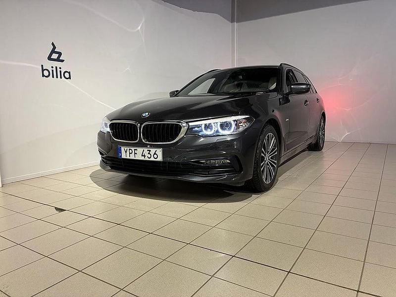 Grå Begagnad 2017 BMW 520 Kombi | 259 900 kr (Lite dyr) - Bild 1/4