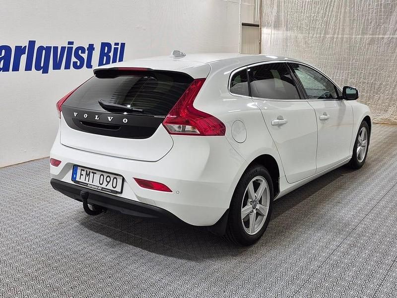 Begagnad Volvo V40 Momentum 114 HK (83 kW) 2015 Vit