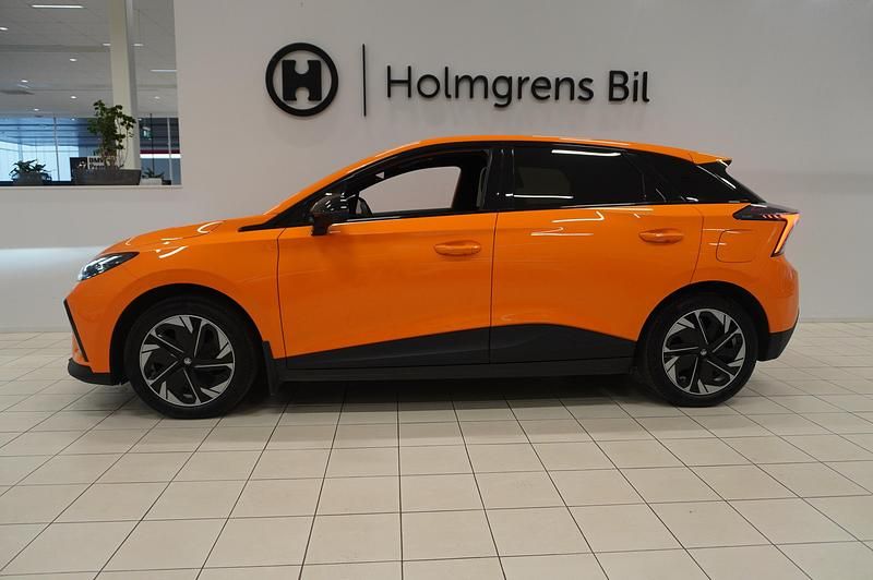 Begagnad MG MG4 EV 150 kW (204 HK) 2022 Orange Halvkombi