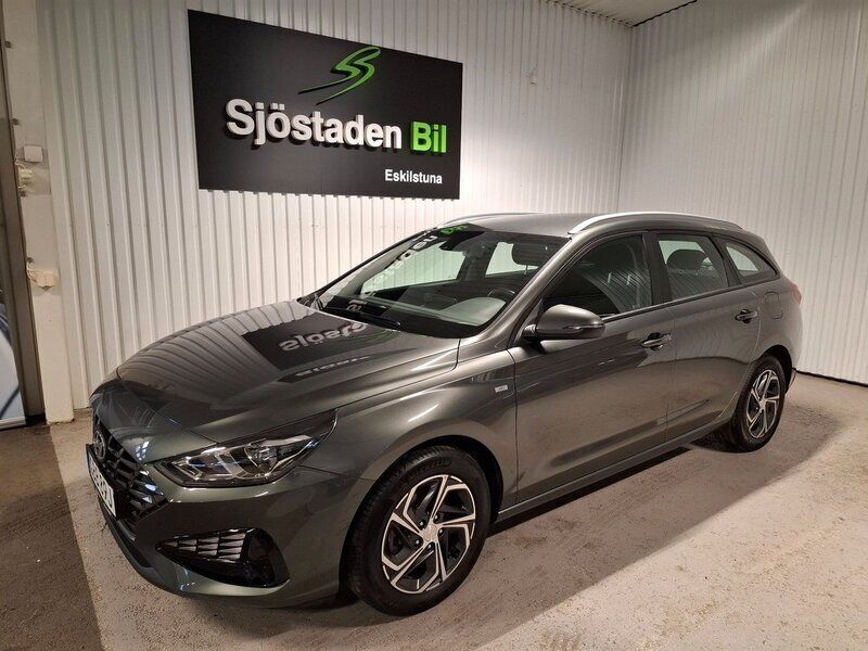 Grå Begagnad 2022 Hyundai i30 Essential Kombi | 208 900 kr (Marknadspris) - Bild 1/3