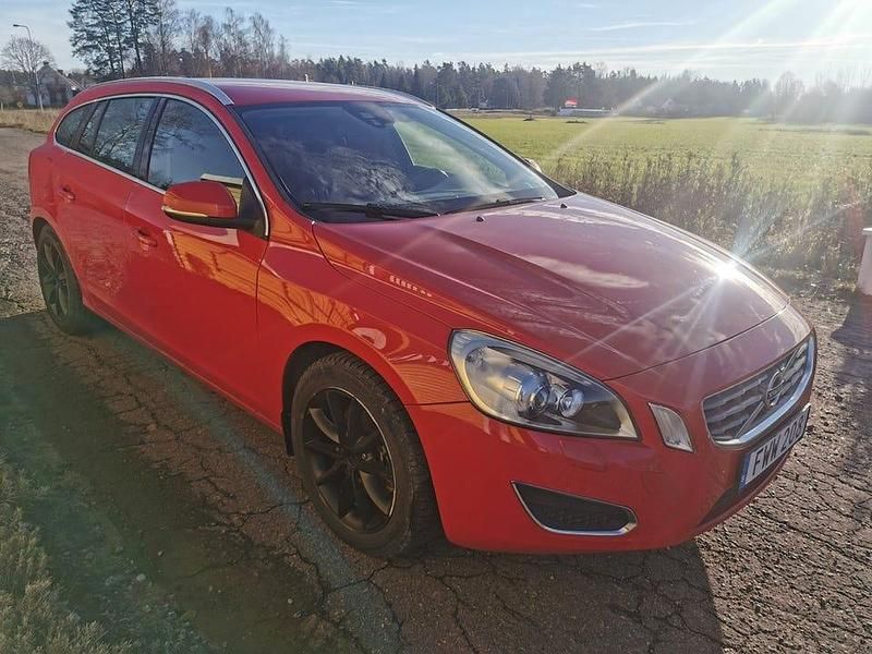 Begagnad Volvo V60 Summum 164 HK (120 kW) 2011 Röd Kombi