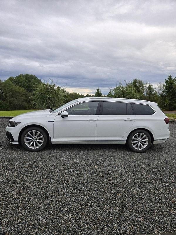 Vit Begagnad 2020 VW Passat GTE Kombi | 230 000 kr (Marknadspris) - Bild 1/4