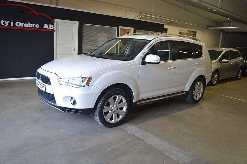 Vit Begagnad 2010 Mitsubishi Outlander SUV | 99 900 kr (Marknadspris) - Bild 1/4