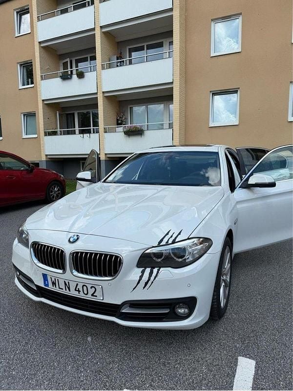 Vit Begagnad 2015 BMW 520 Sedan | 184 999 kr (Marknadspris) - Bild 1/4