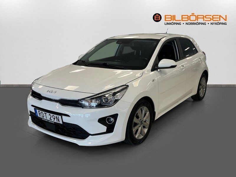 Vit Begagnad 2022 Kia Rio Advance Halvkombi | 159 900 kr (Marknadspris) - Bild 1/4
