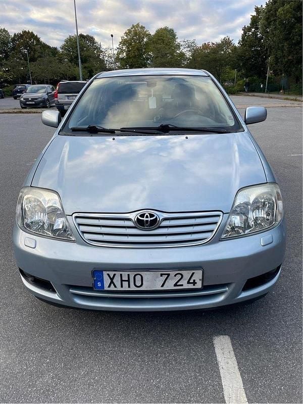 Blå Begagnad 2005 Toyota Corolla Sedan | 49 999 kr (Marknadspris) - Bild 1/4