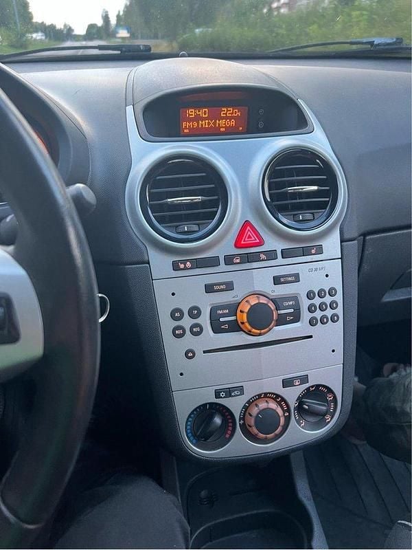 Vit Begagnad 2011 Opel Corsa Enjoy Halvkombi | 29 000 kr (Bra pris) - Bild 1/4