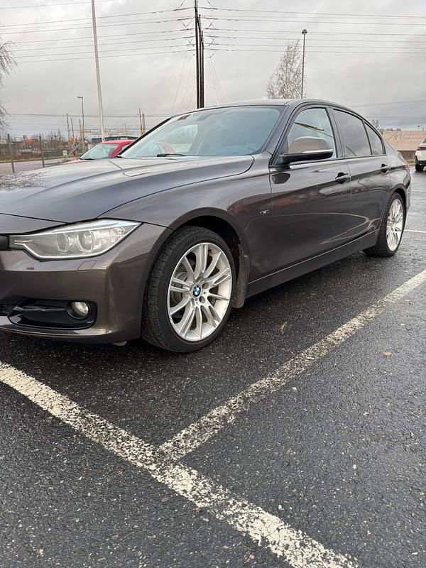 Havanna metallic Begagnad 2012 BMW 320 Sedan | 94 499 kr (Marknadspris) - Bild 1/4