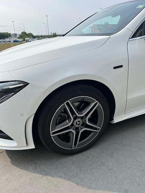 Begagnad Mercedes CLA250 Shooting Brake 218 HK (160 kW) 2021 Kombi