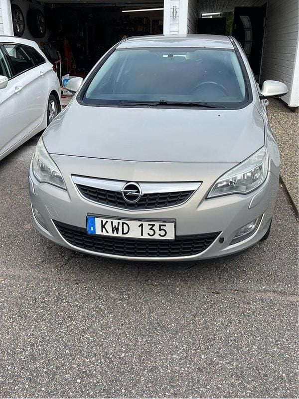 Grå Begagnad 2010 Opel Astra Enjoy Halvkombi | 22 000 kr (Superpris) - Bild 1/4