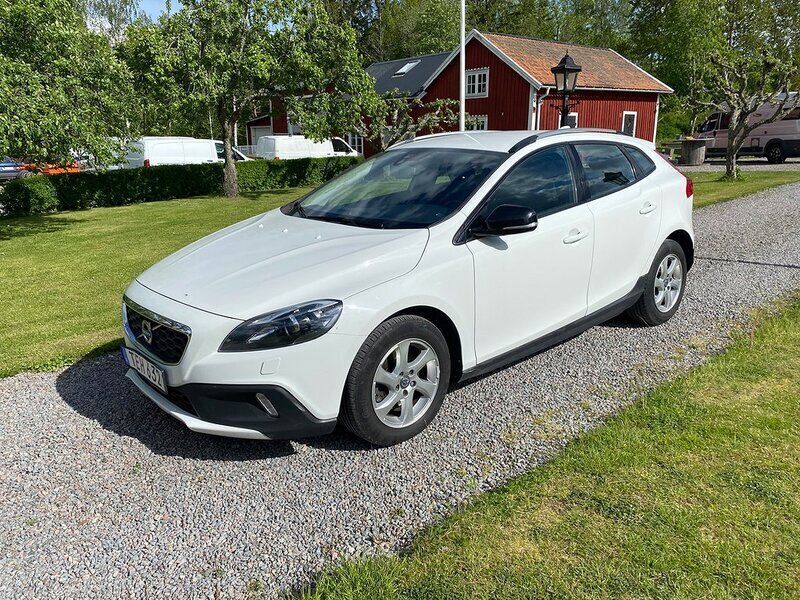 Vit Begagnad 2014 Volvo V40 CC Momentum Kombi | 112 500 kr (Marknadspris) - Bild 1/4