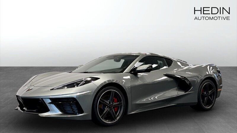 Grå (grey) Ny 2024 Chevrolet Corvette Stingray Sportkupé | 1 415 870 kr (Dyr) - Bild 1/4
