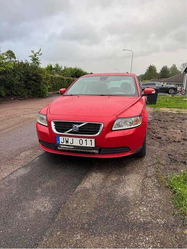 Röd Begagnad 2009 Volvo S40 Kinetic Sedan | 25 000 kr (Bra pris) - Bild 1/4