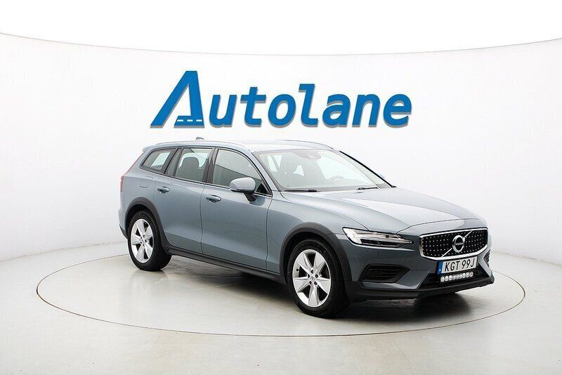 Grå Begagnad 2022 Volvo V60 CC Momentum Kombi | 294 900 kr (Marknadspris) - Bild 1/3