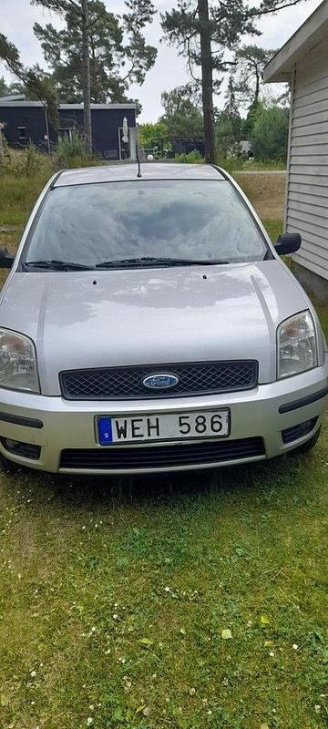 Silver Begagnad 2005 Ford Fusion Halvkombi | 12 000 kr (Marknadspris) - Bild 1/4