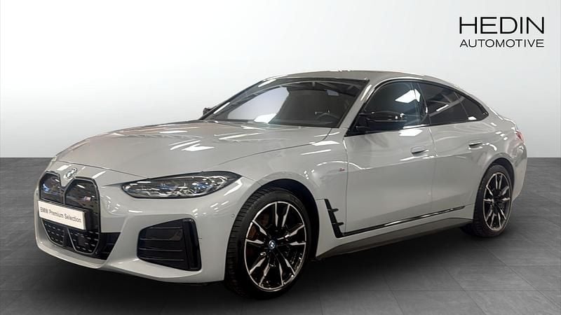Grå Begagnad 2022 BMW i4 M Sport Sedan | 464 700 kr (Marknadspris) - Bild 1/4