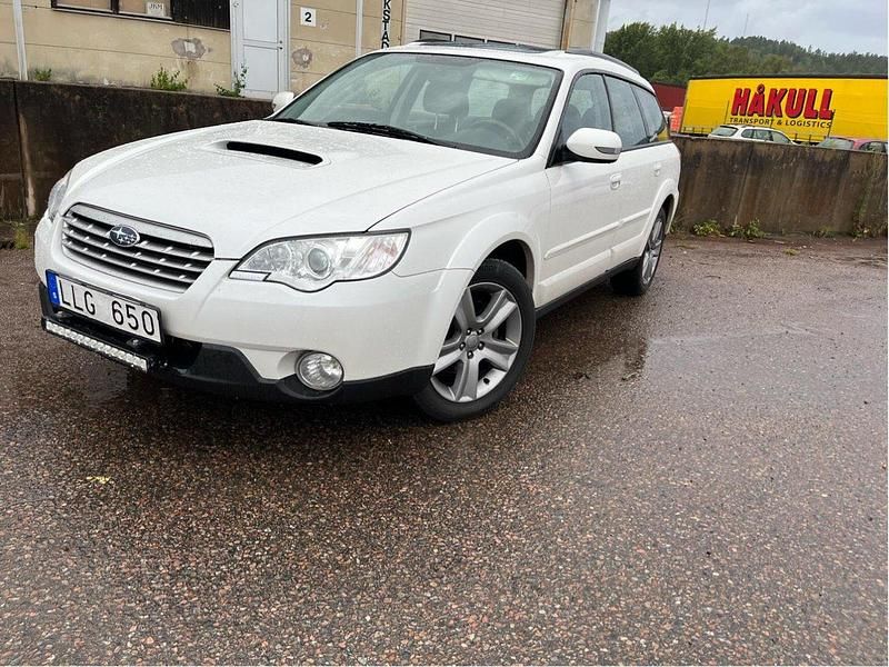 Vit Begagnad 2009 Subaru Outback SUV | 12 000 kr (Lite dyr) - Bild 1/4