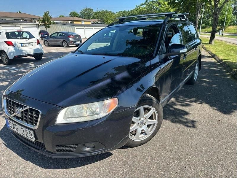 Blå Begagnad 2008 Volvo V70 Momentum Kombi | 35 000 kr (Marknadspris) - Bild 1/4