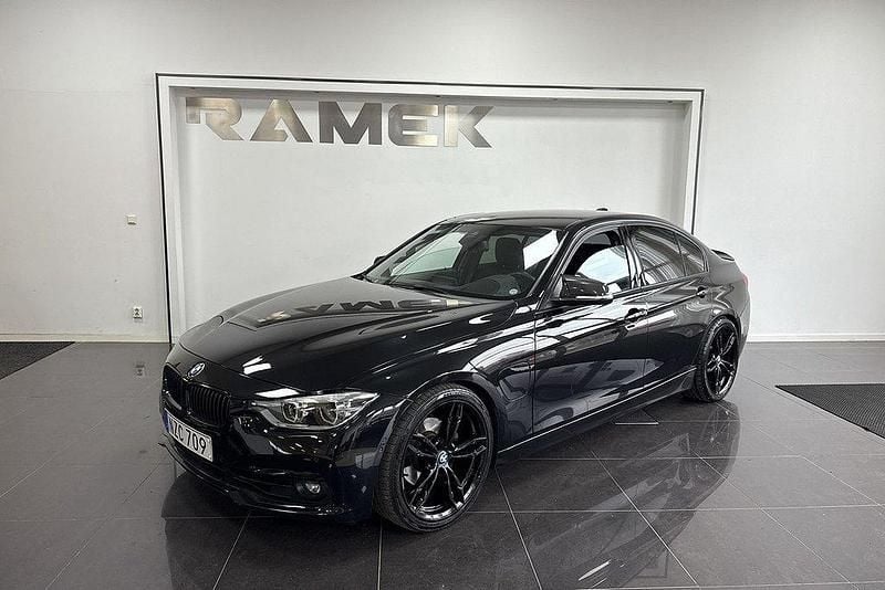 Svart Begagnad 2018 BMW 330e Sport Line Sedan | 219 000 kr (Marknadspris) - Bild 1/4