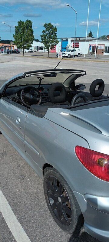 Grå Begagnad 2004 Peugeot 206 CC Cab | 25 000 kr (Marknadspris) - Bild 1/2