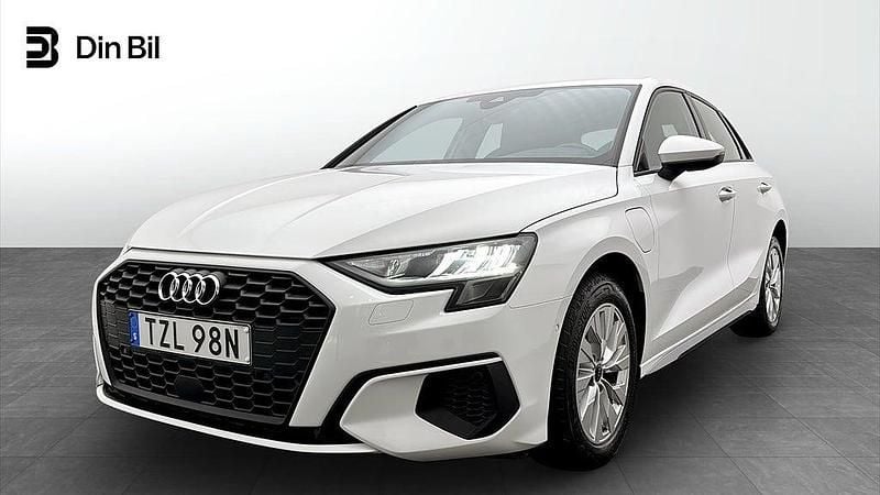 Vit Begagnad 2023 Audi A3 Sportback e-tron Halvkombi | 299 000 kr (Marknadspris) - Bild 1/4