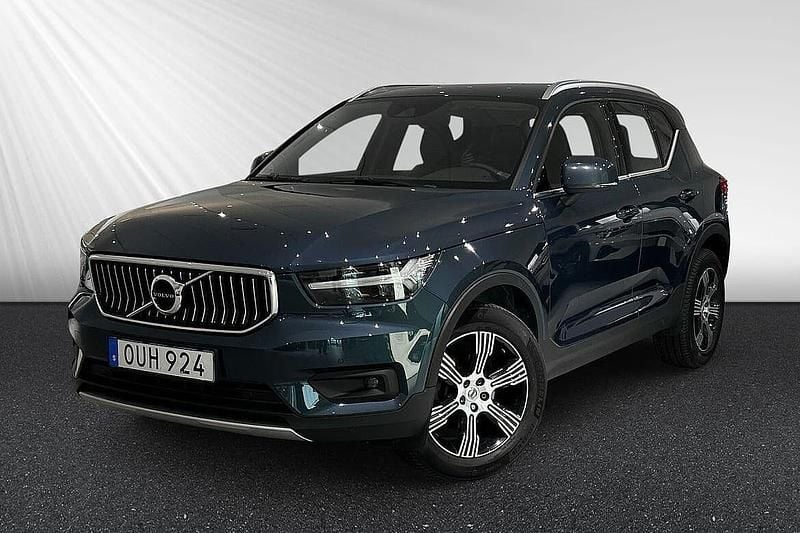Mörkblå Begagnad 2018 Volvo XC40 Inscription SUV | 239 900 kr (Marknadspris) - Bild 1/4