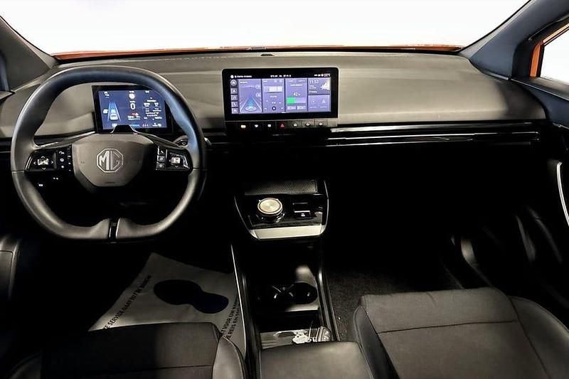 Begagnad MG MG4 EV Luxury 152 kW (207 HK) 2022 Orange Halvkombi