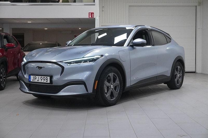 Grå Begagnad 2022 Ford Mustang Mach-E Standard Range SUV | 339 900 kr (Superpris) - Bild 1/4